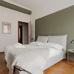 Guesthost - Morazzone Bright And Cozy Design Flat