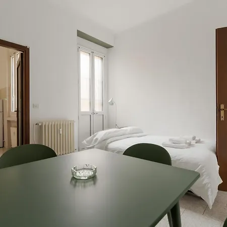 Guesthost - Morazzone Bright And Cozy Design Flat Apartment Mailand