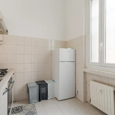 Guesthost - Morazzone Bright And Cozy Design Flat Mailand