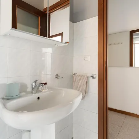 Apartment Guesthost - Morazzone Bright And Cozy Design Flat *