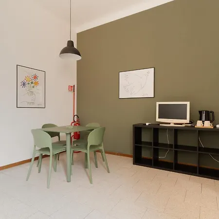Guesthost - Morazzone Bright And Cozy Design Flat * Milán