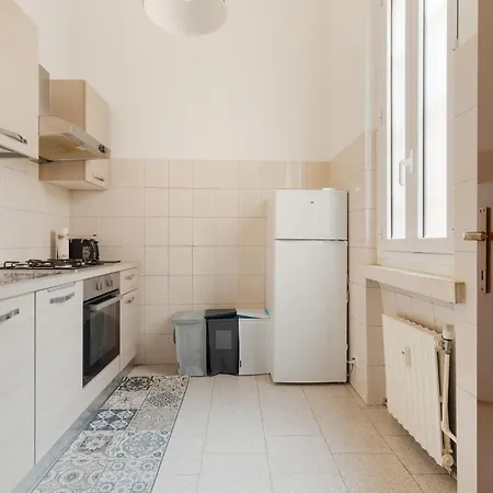 Guesthost - Morazzone Bright And Cozy Design Flat Μιλάνο